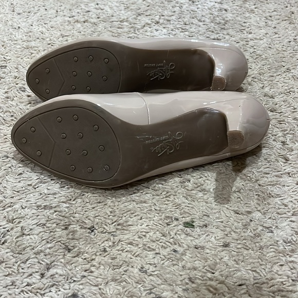 Lifestride soft system taupe heels, great for special occasions or work. Size 8 - Picture 4 of 4